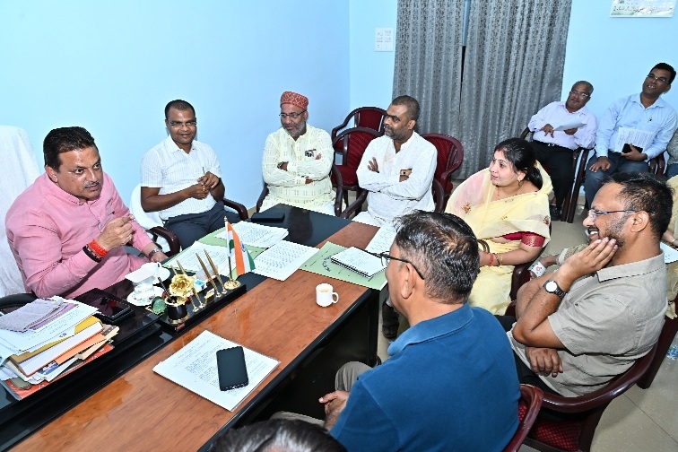Mayor Jagat Bahadur Singh holding discussion with M-i-C 