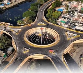 Designed for chaos? Vehicles get too close as adjacent ramps at Ashok Sq choke Indora-Dighori flyover