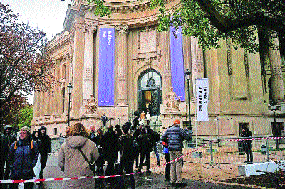 Paris shuts museums