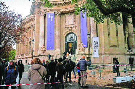 Paris shuts museums amid fear of violence