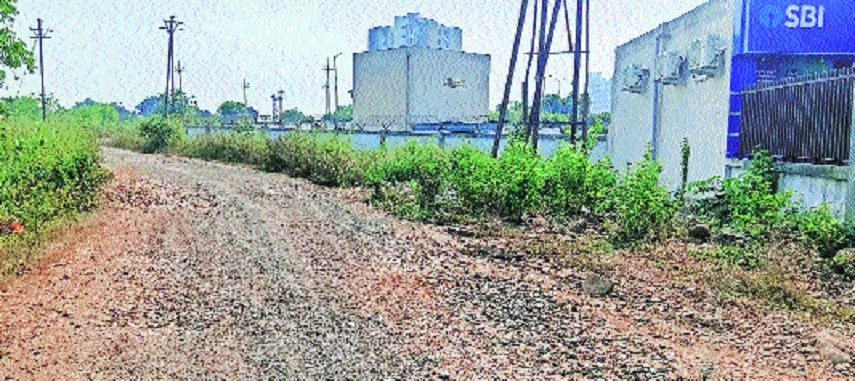 Road between Waranga and IIIT in poor state posing risk to commuters locals