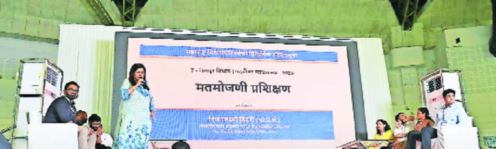 Divisional Commissioner Vijayalaxmi Bidri explaining 