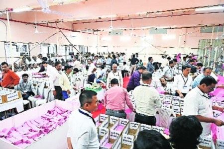 Teachers Constituency  Sarnaik leading in Amravati 