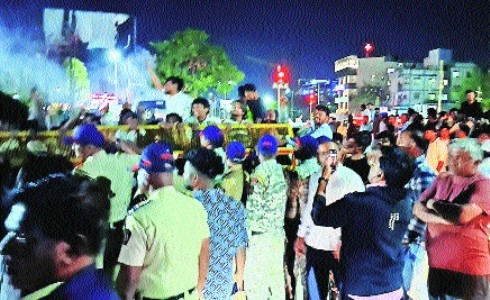 Anxious supporters of Congress and BJP awaiting the final outcome till late night on Wednesday