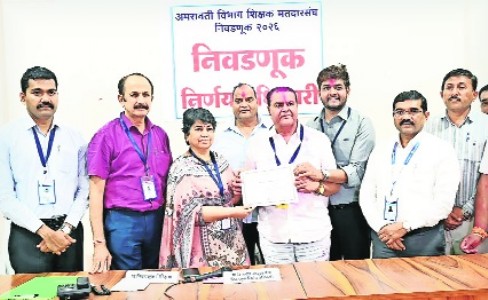 Kiran Sarnaik accepting winners certificate from Amravati Divisional Commissioner Nayana Gunde