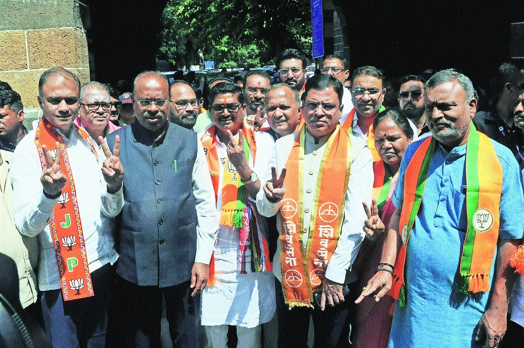 Sudhakar Kohale accompanied by Chandrashekhar Bawankule Adv Ashish Jaiswal