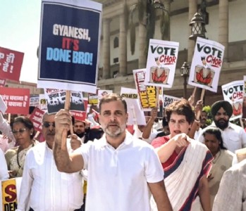 INDIA bloc protest march against CECRahul, Priyanka among 250 detained at Akashvani Bhawan