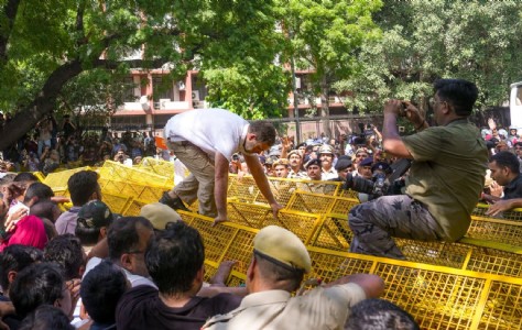 INDIA bloc protest march against CEC <BR> Rahul, Priyanka among 250 detained at Akashvani Bhawan