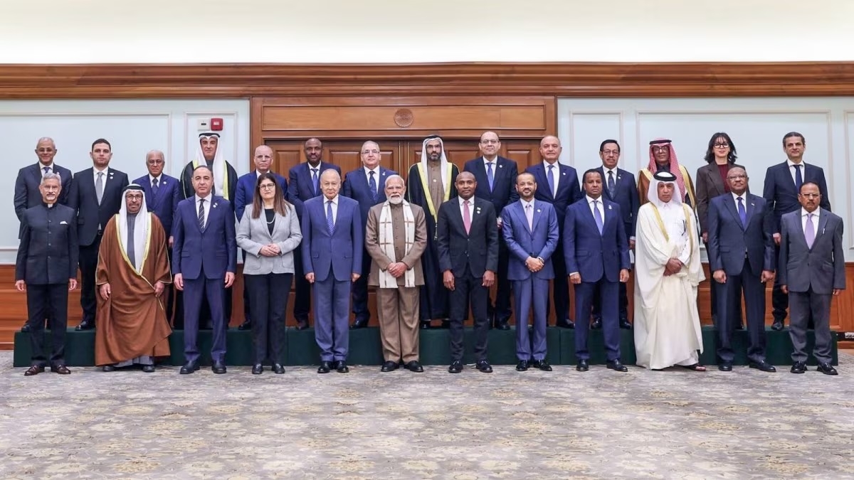 Prime Minister Narendra Modi poses for a group picture with the Foreign Ministers and delegations of the Arab League in New Delhi on Saturday