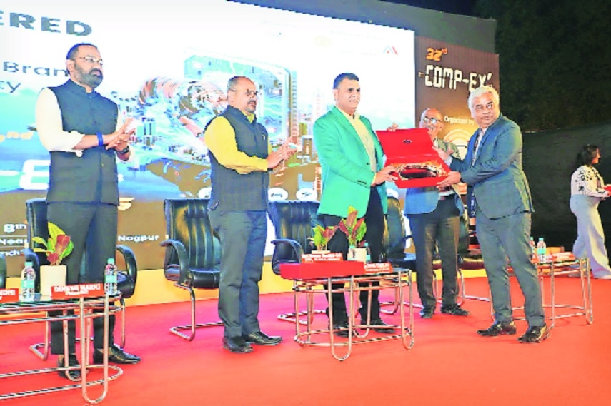 Dr Vipin Itankar Collector Nagpur Shravan Hardikar MD Maha Metro Pyare Khan