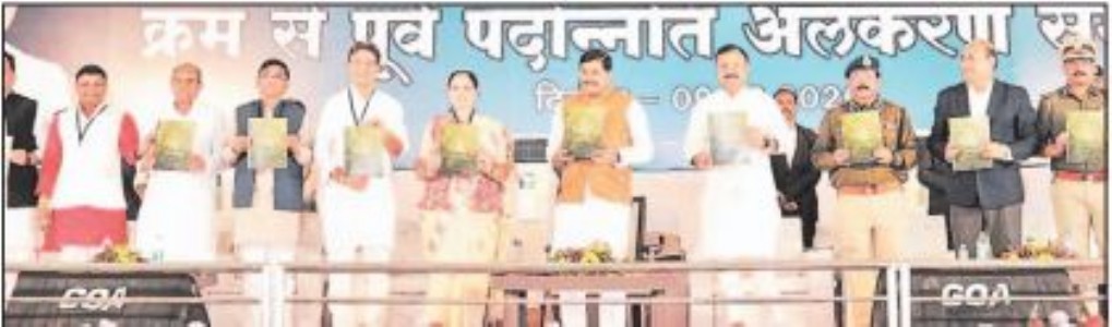 CM grants OUT-OF-TURN PROMOTIONS TO 60 COPS, for exceptional bravery and valor in Naxal encounters in Balaghat