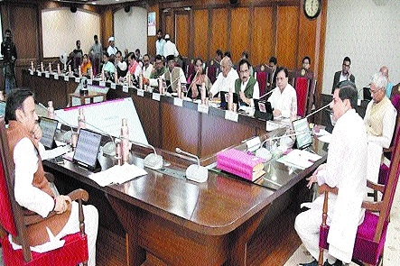 Unmarried widow divorced daughters eligible for family pension