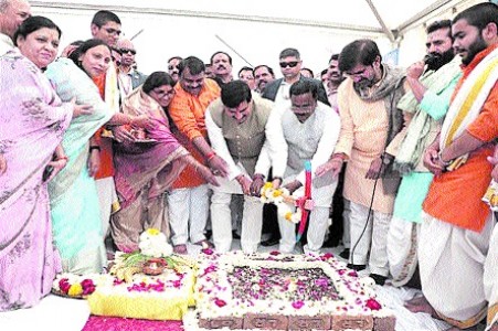 CM inaugurates 11 devpt projects worth Rs 47.23 cr for Simhastha