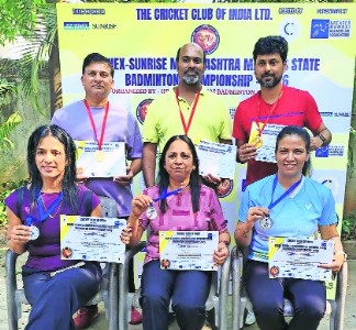 Dhole, Mukherjee clinch titles