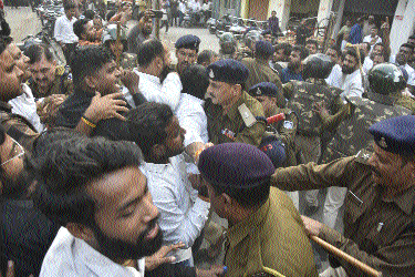 BJYM members protest against