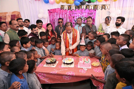 CM celebrates birthday with children, offers prayers at Jagannath Temple