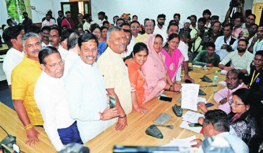 BJP’s Thakre files papers for Mayor’s post, Hatibed for Dy Mayor