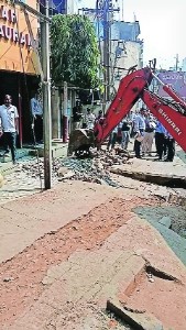 Demolition of properties starts for Old Bhandara Road widening work