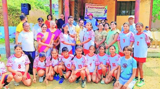 Ira, Madan Gopal lift Madne hockey trophies