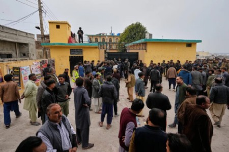31 killed, 169 injured 
in suicide attack at 
Shia mosque in Pak