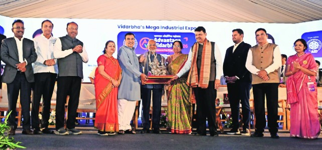 Fadnavis, Gadkari honour Padma Shri Satyanarayan Nuwal