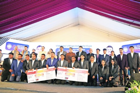 Lloyds Metals sponsors global education for 24 Gadchiroli students in Australia