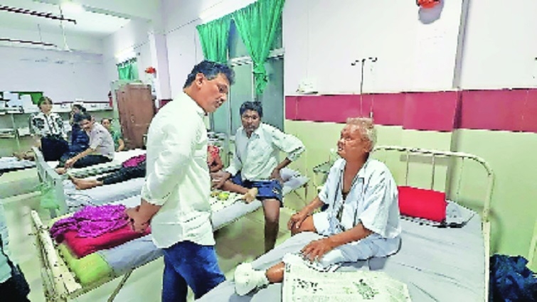 Minister Abitkar talking to a patient at ESIC Hospital