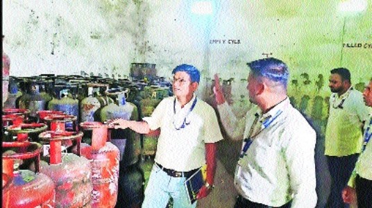 LPG crisis! Food and Civil Supplies Department team inspects agency in Jaripatka