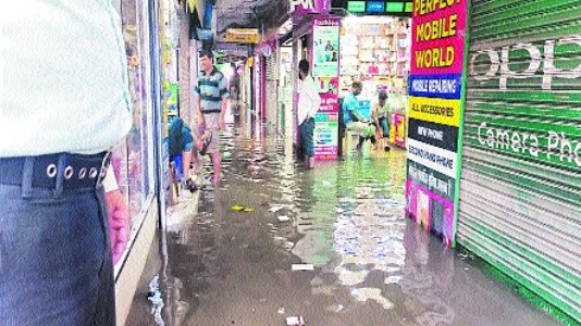 BMC, PHE negligence floods Jyoti Talkies Complex, Traders stage protest as goods worth lakhs damaged