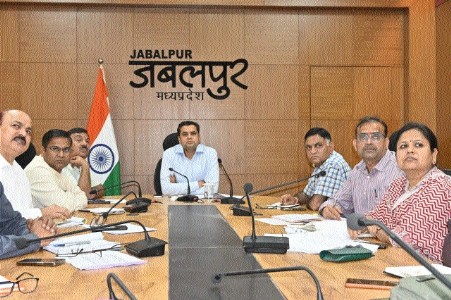 Collector reviews availability, distribution of LPG in district