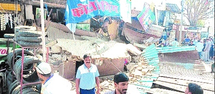 Balconies of 40 year-old BMC shops  collapse near Jawahar C