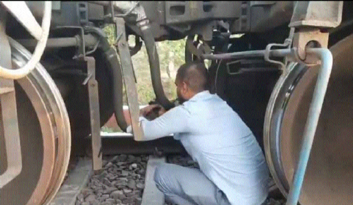 Panic as brake van of Shahdol-Nagpur Express derails, all passengers safe