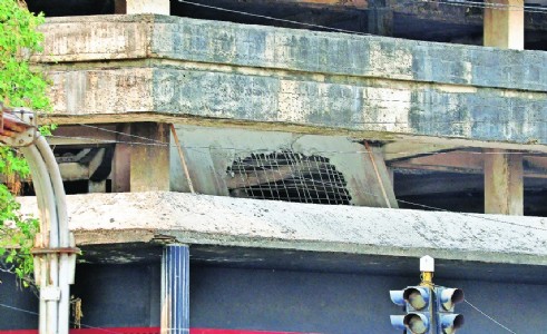 Demolition of unauthorised construction at Poonam Towers, Poonam Chambers on: NMC to HC