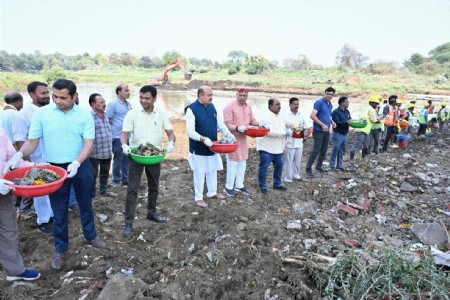 Jal Ganga Sanvardhan Abhiyan begins with major cleanliness drive at banks of Narmada