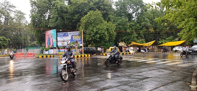 City wakes up to rainy day 