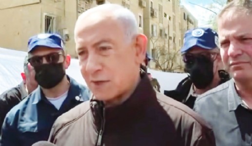 Netanyahu visits site of Iranian missile attackClaims US-Israel fighting for entire world