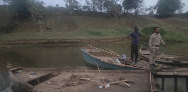 Illegal mining: Team raids excavation site, destroys boats, seizes sand stock