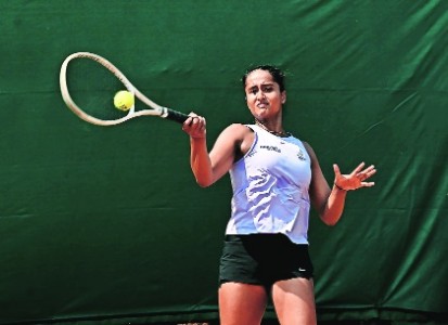 Top seeds sail smoothly