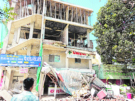 8 injured as under-construction