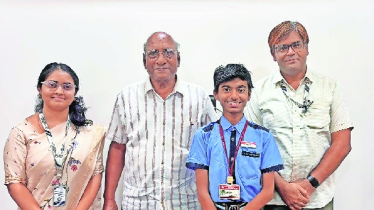 Chinmay Ghike with from left Chetna Thakre Prakash Somalwar and Damodar Thombre