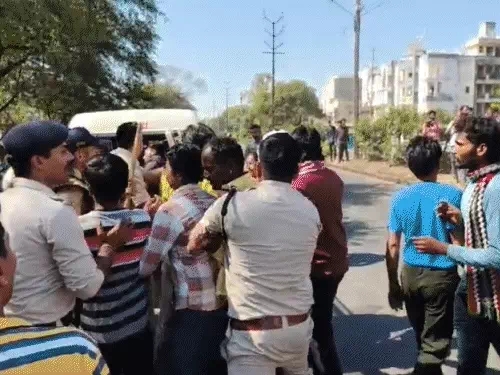 Mob attacks police 