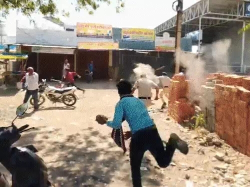 Mob attacks police 