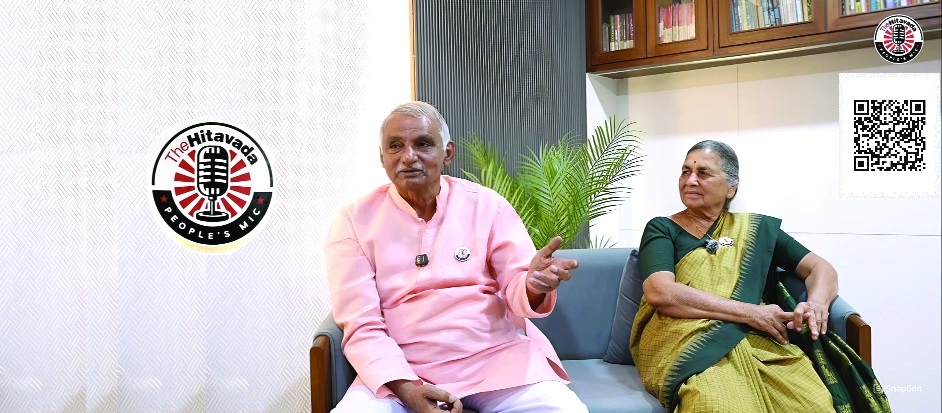 Baba aamte with hitavada team