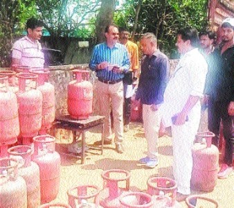 Gas theft racket busted; 27 underweight cylinders seized