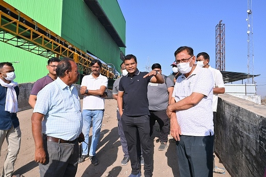 Municipal Commr inspects C&D waste 