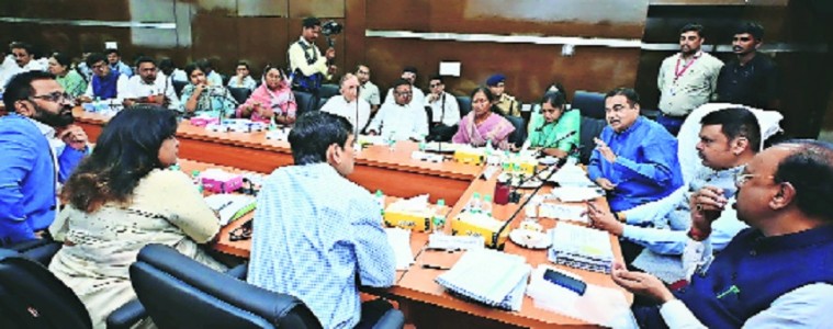 ‘Tackle parking mess on war footing’ CM Fadnavis, Union Minister Nitin Gadkari to city officials