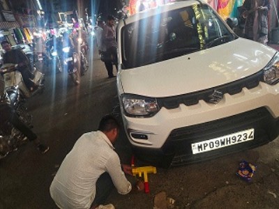 Authorities begin strict action against illegally parked vehicles on roads