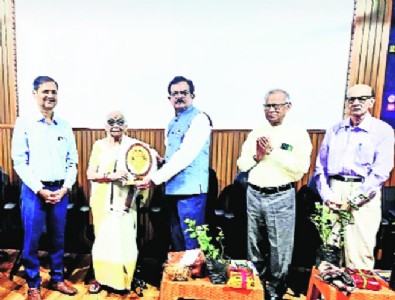 Dr Asha Pande honoured with Varhadpande Memorial Award