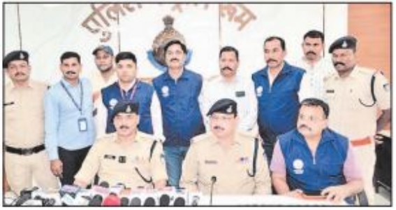 Arms trader arrested, 50
Chinese knives seized