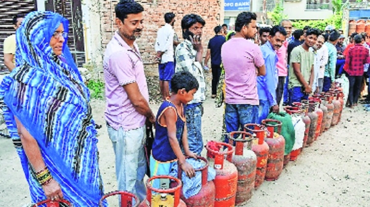 Consumers queuing at gas agencies